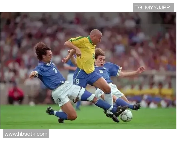 足球明星万齐的个人简介与精彩瞬间图片展示